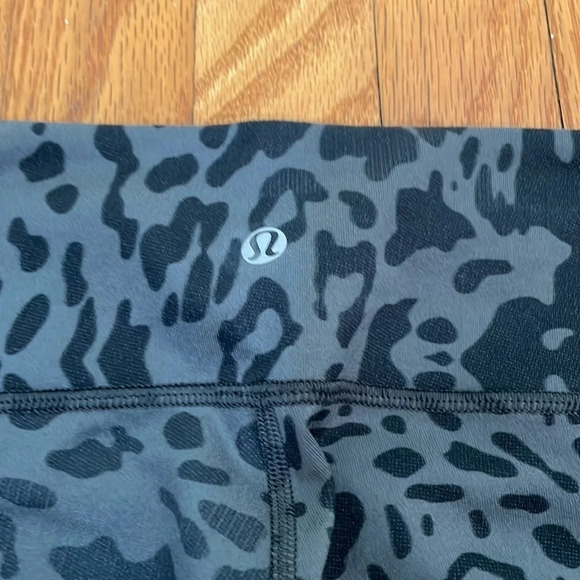 Lululemon Wunder Under Crop II Animal Swirl Deep Coal Light Size 4 cheetah - Picture 6 of 6
